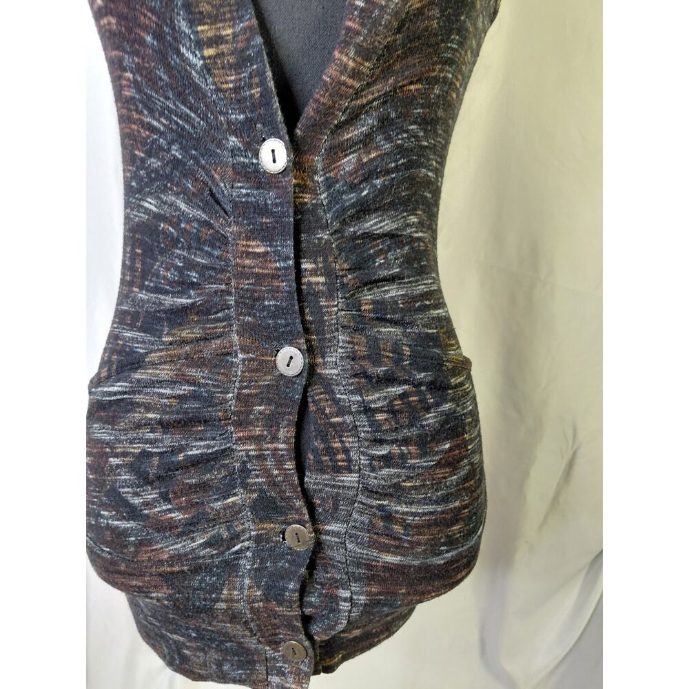 LACE BACK VEST - Picture 2 of 7